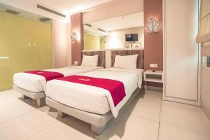 Letto o letti in una camera di PYRENEES Malioboro Hotel