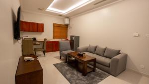 TV a/nebo společenská místnost v ubytování شركة حديقة لينا للشقق المخدومة