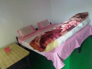 เตียงในห้องที่ Norboling Guest House Ladakh by LexStays