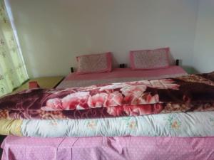 เตียงในห้องที่ Norboling Guest House Ladakh by LexStays