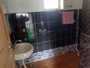ห้องน้ำของ Norboling Guest House Ladakh by LexStays
