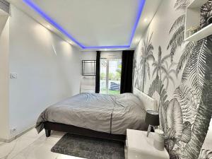 a bedroom with a large bed with a blue ceiling at Gray D'Albion -2A8- 1 Chambre in Cannes