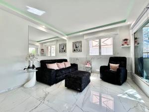 a living room with two chairs and a couch at Gray D'Albion -2A8- 1 Chambre in Cannes