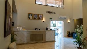 a lobby with a reception desk in a building at شركة حديقة لينا للشقق المخدومة - 5 in Al Khobar