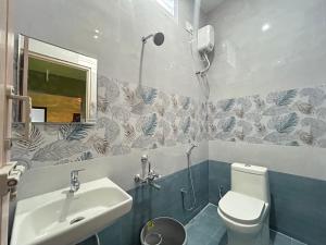 スリランガムにあるThe Kaya Service apartment Srirangamの洗面台とトイレ付きのバスルーム