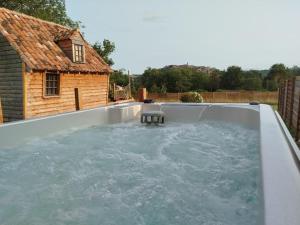 a large pool of water on the back of a truck at La Plaisance sur Ciel in Cordes-sur-Ciel