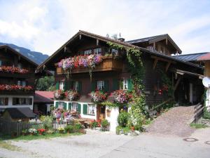 a house with flowers on the side of it at Ferienwohnung Milz in Obermaiselstein