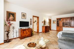 a living room with a tv and a couch at La Casa nel Verde in Altopascio
