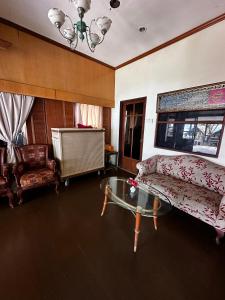 ein Wohnzimmer mit einer Couch und einem Glastisch in der Unterkunft Shari-La Perhentian Island Resort - Bluestar in Kampong Pasir Panjang