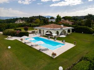 an aerial view of a house with a swimming pool at NEW Villa Tosca in Bardolino
