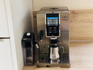 una cafetera con un teléfono móvil encima en Haus-Holidayde Bad Sachsa Harz, en Bad Sachsa