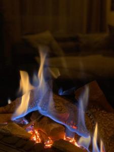 un primer plano de un fuego en un horno en Haus-Holidayde Bad Sachsa Harz, en Bad Sachsa 17 fotos más