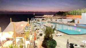 Bazén v ubytování St Paul Resort nebo v jeho okolí