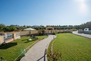 een park met een loopbrug en een grasveld bij Katerina Apartment in Afantou