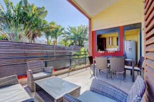 a balcony with a table and chairs on a patio at Ylang Ylang - apt T3 la Saline les Bains in Saint-Paul