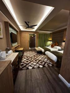 ein Hotelzimmer mit zwei Betten und einem Deckenventilator in der Unterkunft Shari-La Perhentian Island Resort - Bluestar in Kampong Pasir Panjang + 106 Fotos