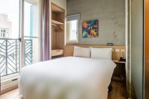 En eller flere senger på et rom på CHECK inn Express Taichung Yizhong