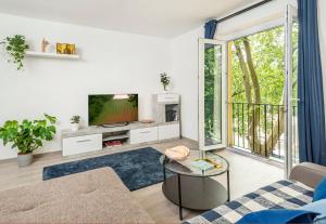 TV a/nebo společenská místnost v ubytování Riverside Apartment No2