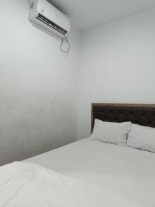 A bed or beds in a room at Amethyst cengkareng syariah