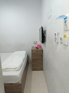 A bed or beds in a room at Amethyst cengkareng syariah