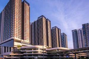 eine Gruppe großer Gebäude in einer Stadt in der Unterkunft Cozy Unit and Walking distance to MRT in Sungai Buloh