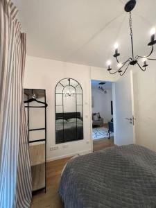 a bedroom with a bed and a large mirror at City-Juwel - Luxus Ferienwohnung in Heinsberg