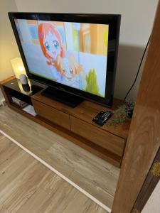 Televiisor ja/või meelelahutuskeskus majutusasutuses 名古屋市北区楠民泊