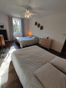 Кровать или кровати в номере La Ferme aux Hibiscus