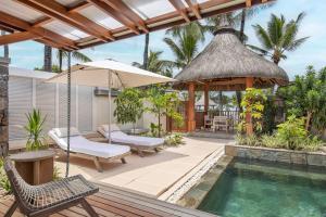 Бассейн в LUX* Belle Mare Resort & Villas или поблизости