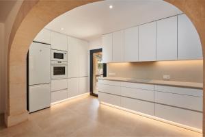 an archway in a kitchen with white cabinets at Finca Ses Rotes in Cala Ferrera