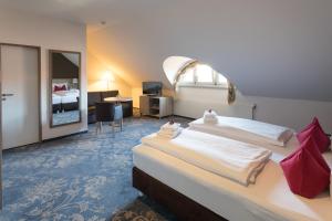 Postel nebo postele na pokoji v ubytování martas Hotel Lutherstadt Wittenberg