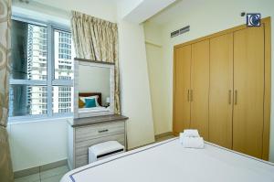 Fotografie z fotogalerie ubytování Luxury Escapes - Modern 1BR near the Metro in Armada Tower 3 JLT v Dubaji