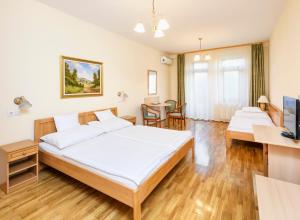 Postel nebo postele na pokoji v ubytování Ametiszt Hotel Harkány