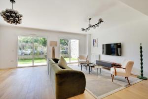 Μια τηλεόραση ή/και κέντρο ψυχαγωγίας στο Exclusive Duplex -5BD-10P- Nogent-sur-Marne