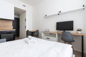 TV a/nebo společenská místnost v ubytování Studio Mozart, Free Onsite Parking, Air Conditioning, 1Gbs WiFi