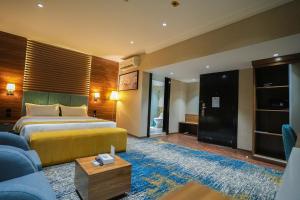 Postel nebo postele na pokoji v ubytování Almsakn Alola Hotel Company