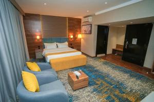 Postel nebo postele na pokoji v ubytování Almsakn Alola Hotel Company