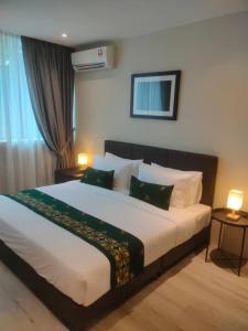 Postel nebo postele na pokoji v ubytování Telang Usan Hotel Kuching