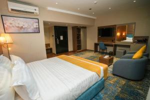 Postel nebo postele na pokoji v ubytování Almsakn Alola Hotel Company