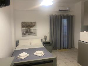 A bed or beds in a room at Sindonia beach Apartment's