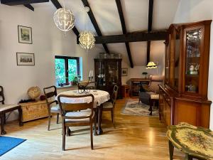 a dining room with a table and chairs at Ferienwohnung Spitzingsattel in Schliersee
