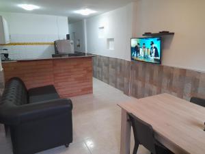 - une salle d'attente avec un canapé et une télévision murale dans l'établissement Apartamento Cartagena Torices 50, à Carthagène des Indes