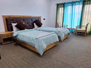 Postel nebo postele na pokoji v ubytování Hotel Namkila Ladakh by LexStays