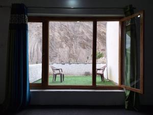Balkón nebo terasa v ubytování Hotel Namkila Ladakh by LexStays