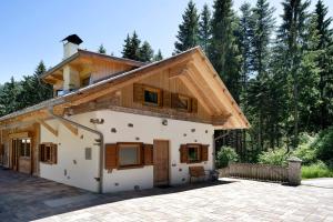 dom z drewnianym dachem i patio w obiekcie Unterurban DIE ZWEI w mieście Unsere Liebe Frau im Walde