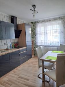a kitchen with a table and chairs in a room at Haus in der ruhigen Siedlung in Sztum