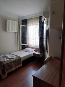 Postel nebo postele na pokoji v ubytování Şirin Hotel