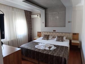 Postel nebo postele na pokoji v ubytování Şirin Hotel