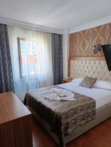 Postel nebo postele na pokoji v ubytování Şirin Hotel