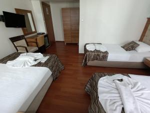 Postel nebo postele na pokoji v ubytování Şirin Hotel